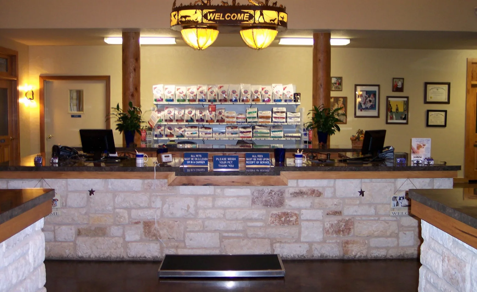 Front desk of I-20 Animal Hospital